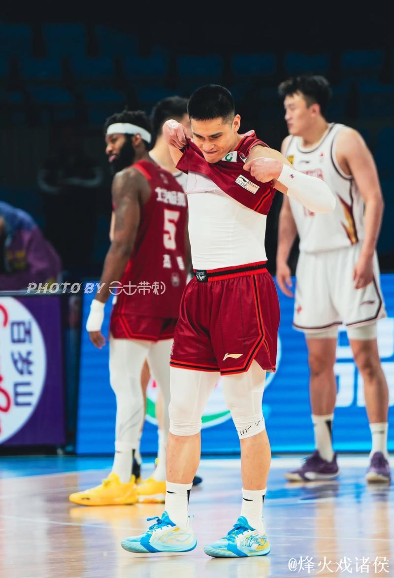 陈盈骏:球队阵容完整,全力磨合寻求最佳组合 陈盈骏:球队阵容完整,全力磨合寻求最佳组合